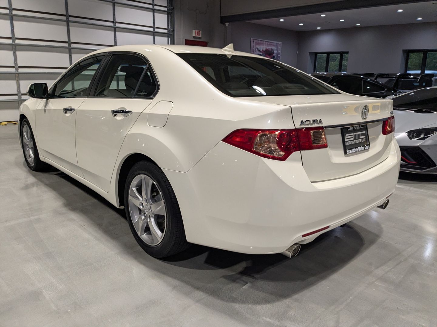 View vehicle photo 7