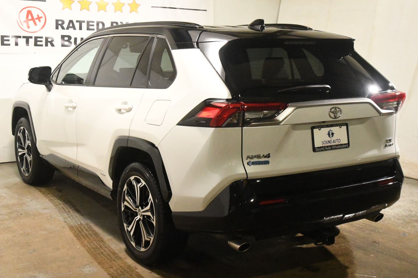 View vehicle photo 4